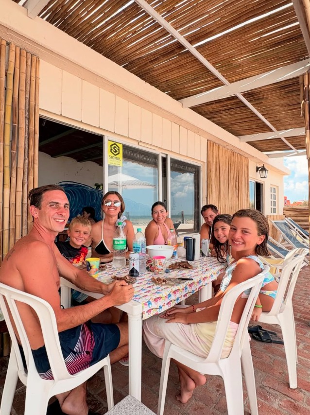 Terraza y parrilla de Balneario Arena