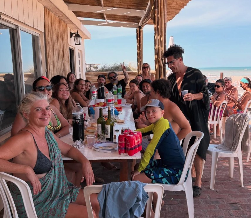 Terraza y parrilla de Balneario Arena