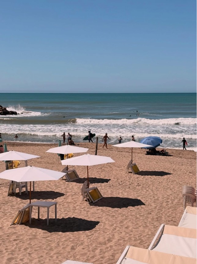 Terraza y parrilla de Balneario Arena
